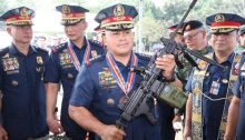 Former National Police Chief and current senator of the Philippines, Ronald dela Rosa, holding a semi-automatic assault rifle made in Israel